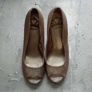Fergalicious, Size 8, Gold Heels